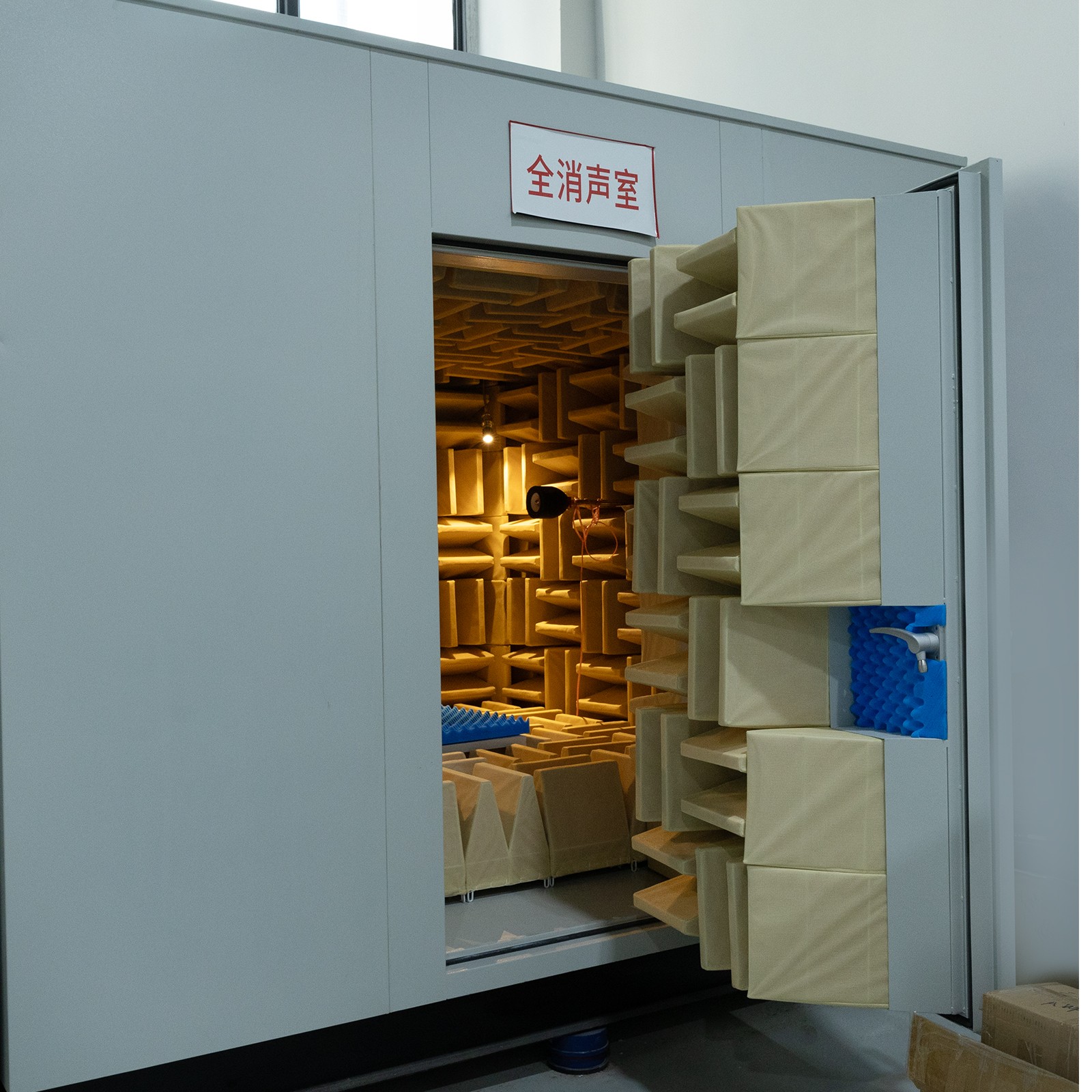 消声室-1600×1600-1.jpg